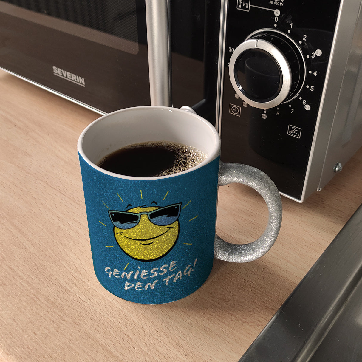 Geniesse den Tag! Kaffeebecher mit strahlender Sonne