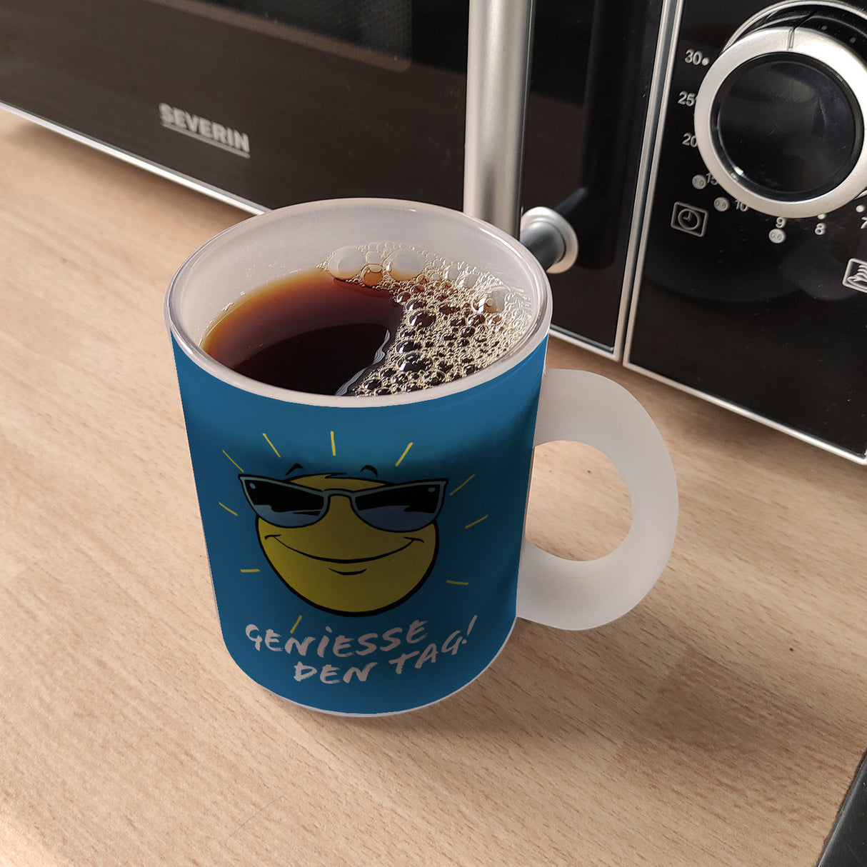 Geniesse den Tag! Kaffeebecher mit strahlender Sonne