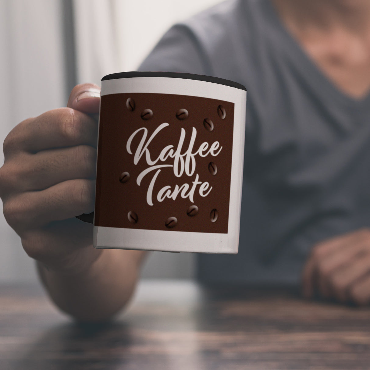 Kaffeetante Kaffeebecher zum Thema Koffeinjunkie