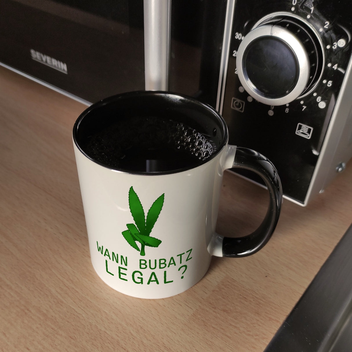 Wann Bubatz legal Kaffeebecher mit Graspflanze