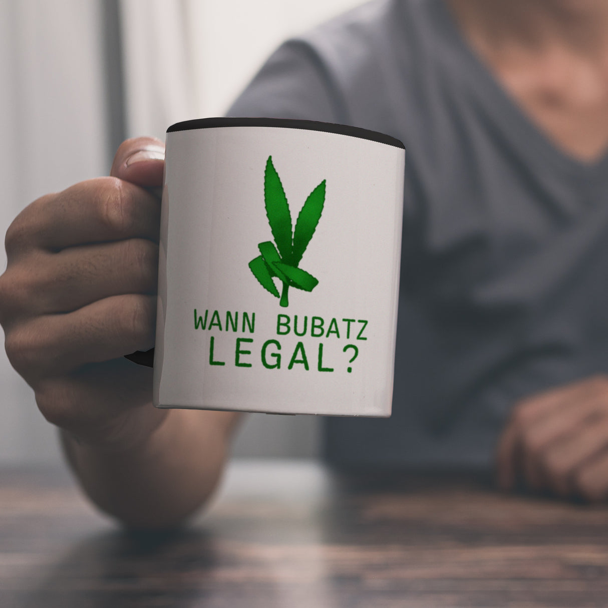 Wann Bubatz legal Kaffeebecher mit Graspflanze