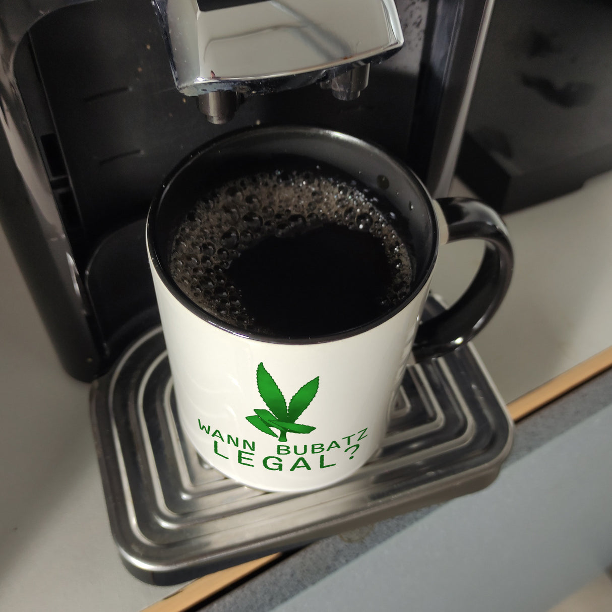 Wann Bubatz legal Kaffeebecher mit Graspflanze