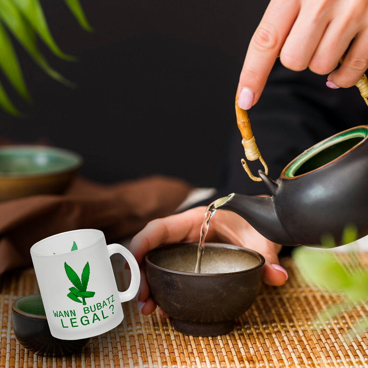 Wann Bubatz legal Kaffeebecher mit Graspflanze