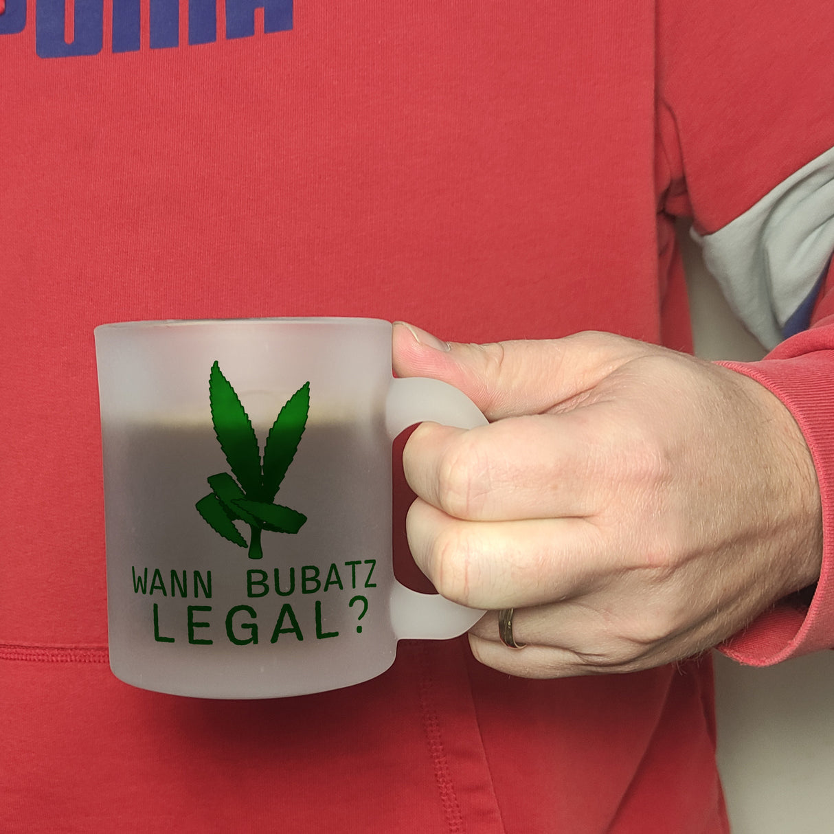Wann Bubatz legal Kaffeebecher mit Graspflanze