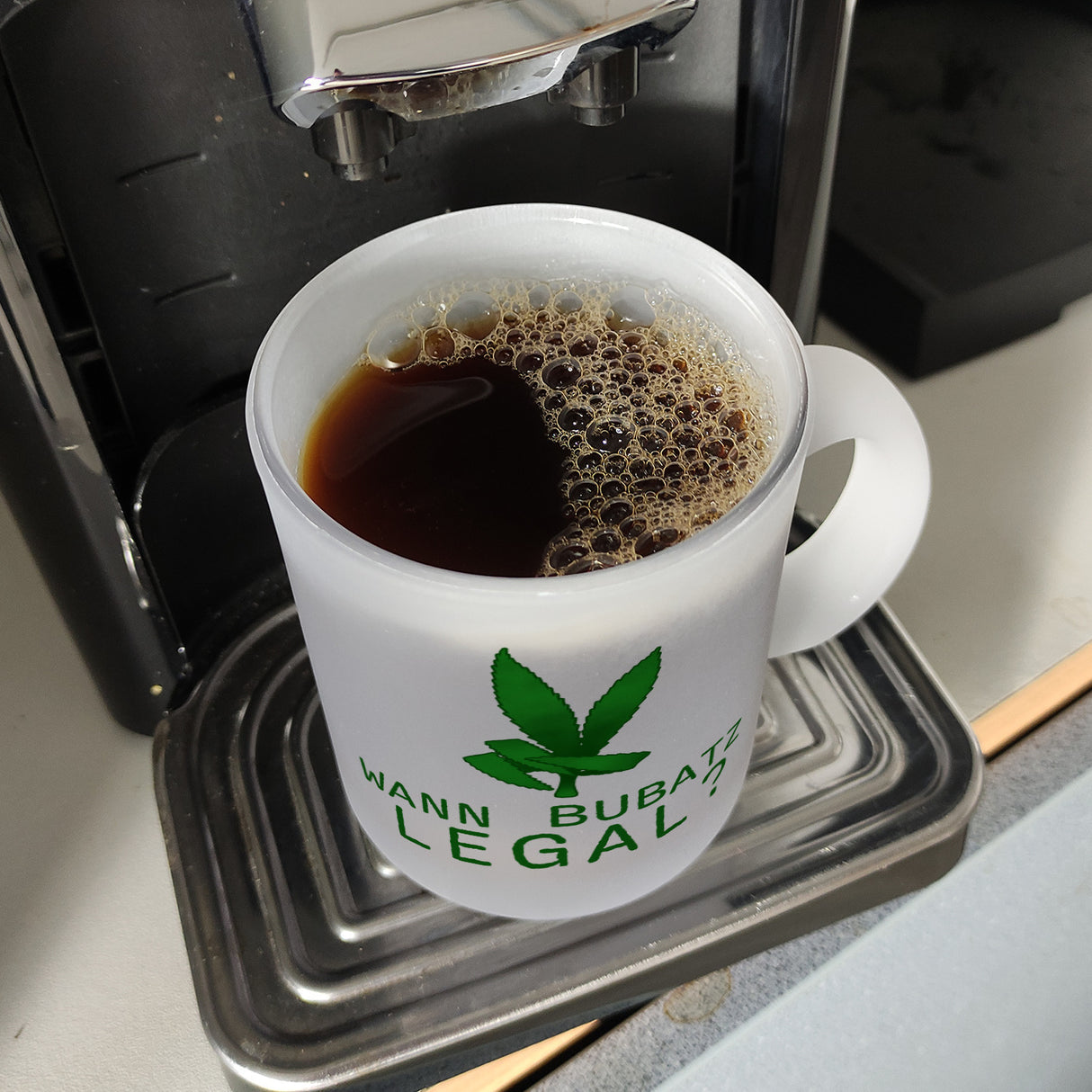 Wann Bubatz legal Kaffeebecher mit Graspflanze