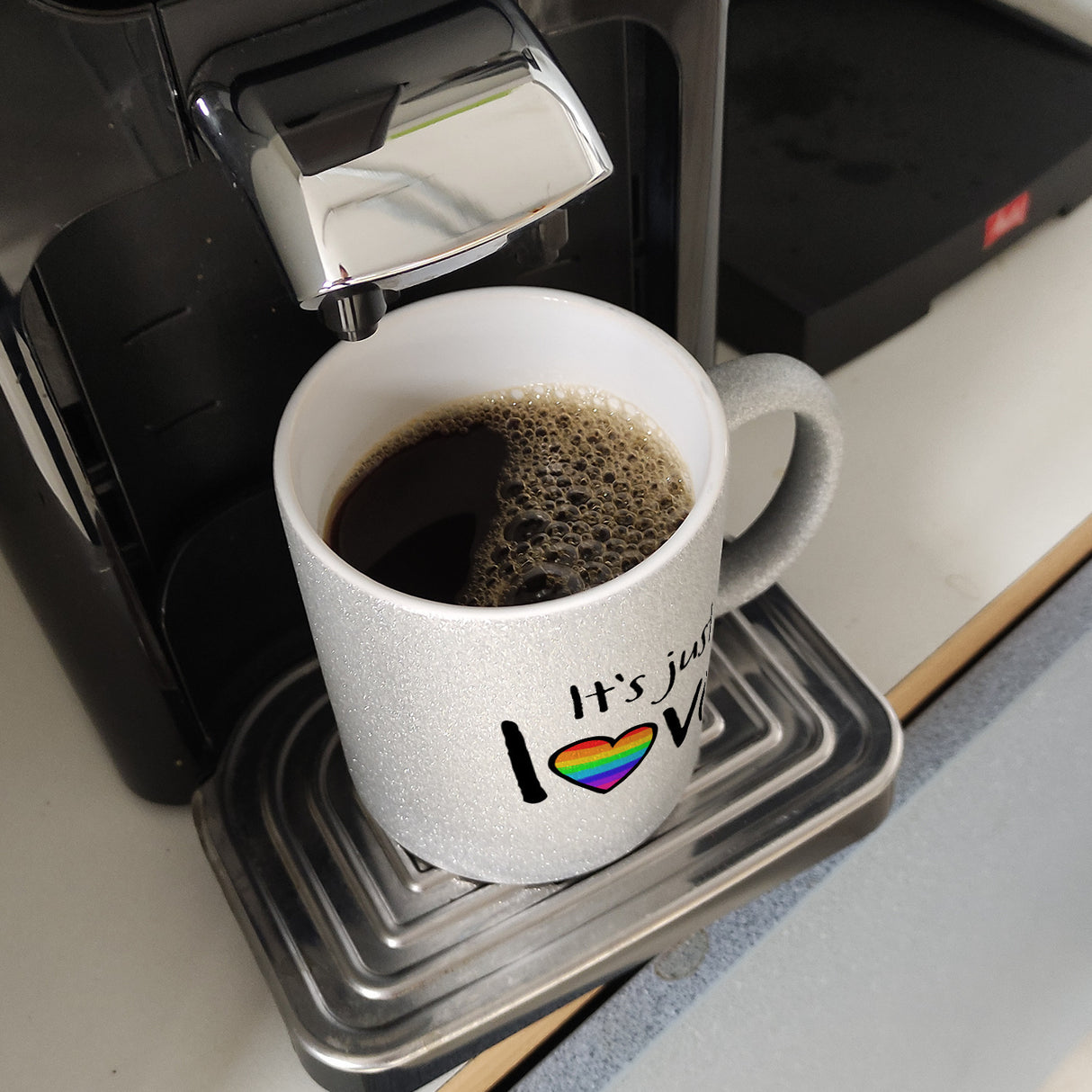 It's just love Kaffeebecher mit Herz in Regenbogenfarben