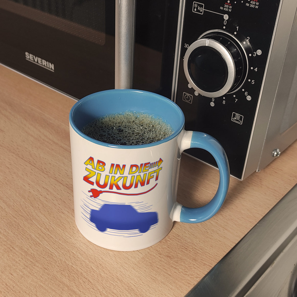 Ab in die Zukunft Elektroauto Kaffeetasse