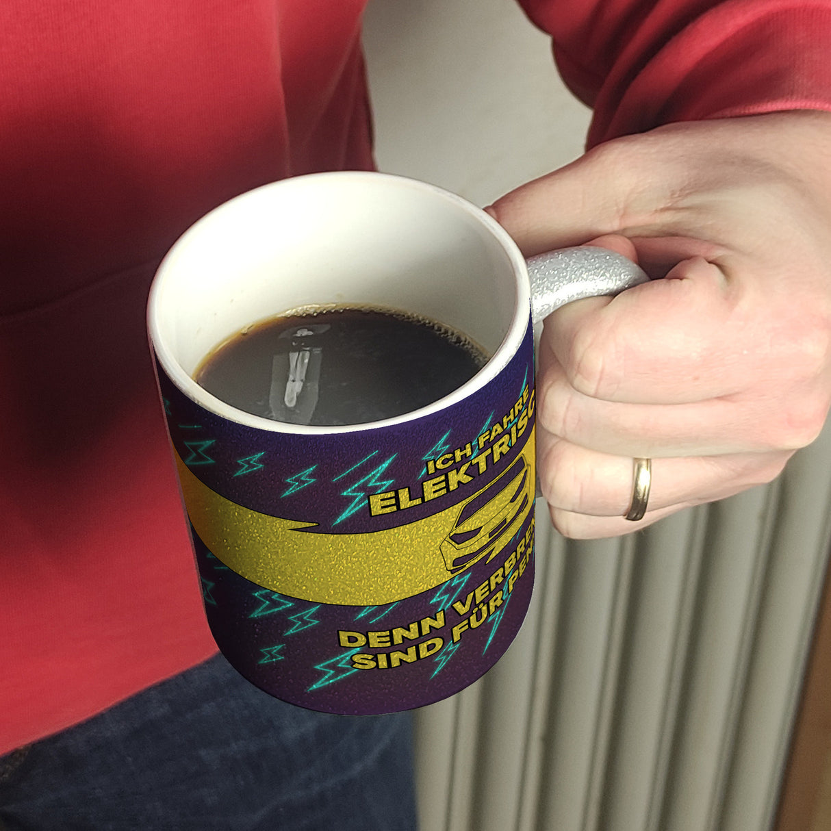Ich fahre elektrisch, denn Verbrenner sind für Penner Kaffeebecher