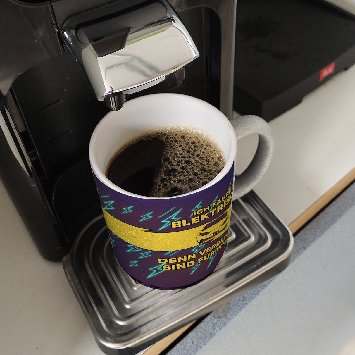 Ich fahre elektrisch, denn Verbrenner sind für Penner Kaffeebecher