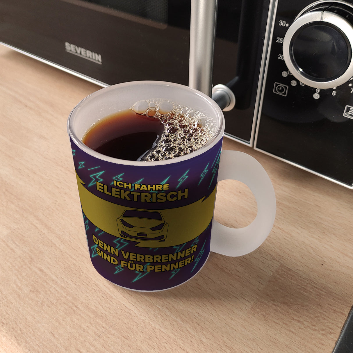 Ich fahre elektrisch, denn Verbrenner sind für Penner Kaffeebecher