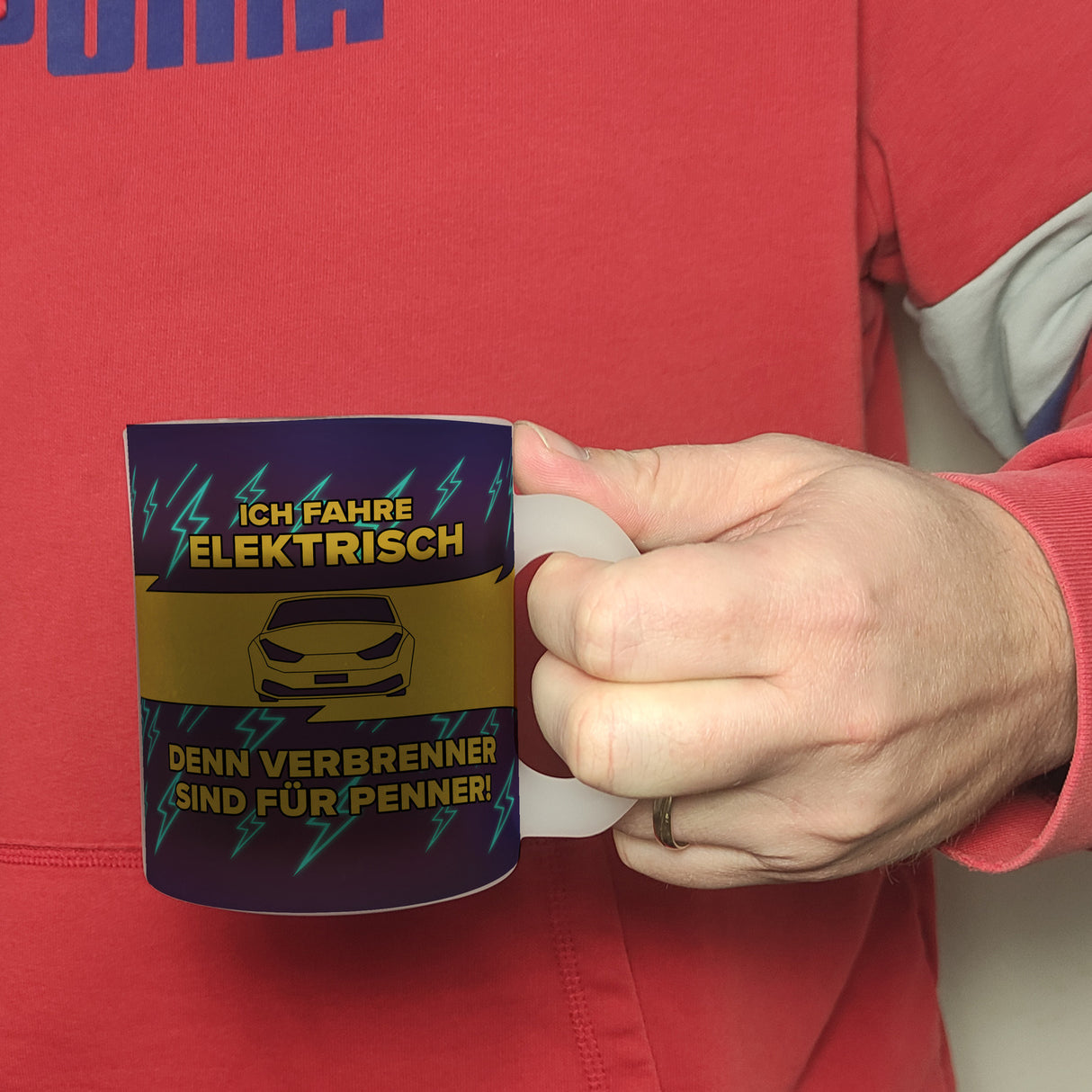 Ich fahre elektrisch, denn Verbrenner sind für Penner Kaffeebecher