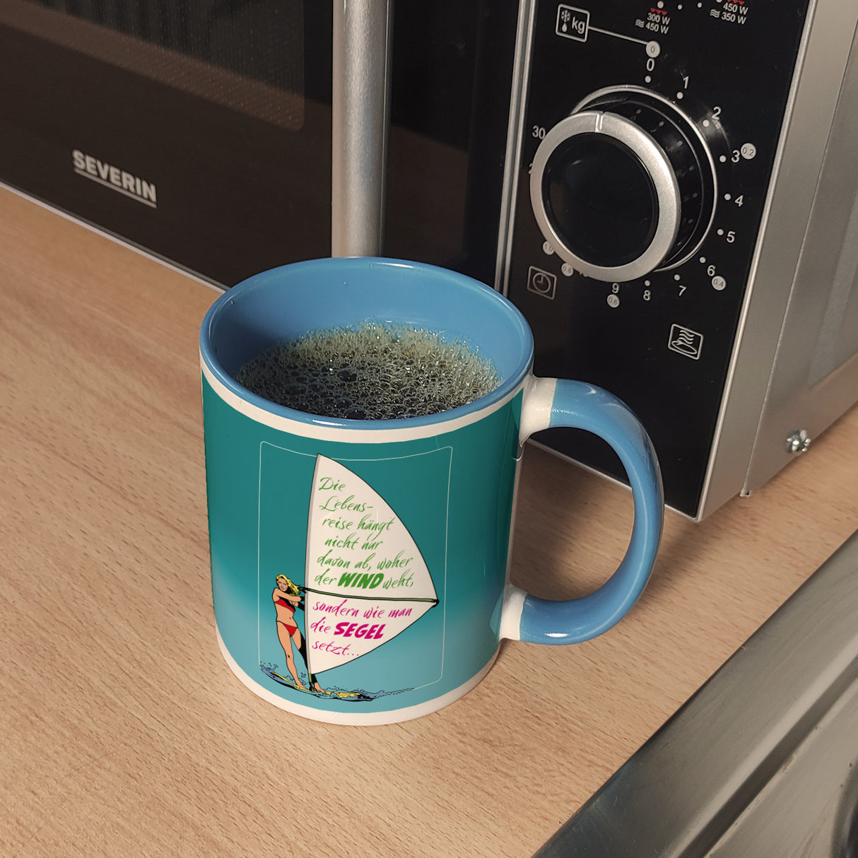 Surferin Kaffeebecher mit Spruch auf dem Segel