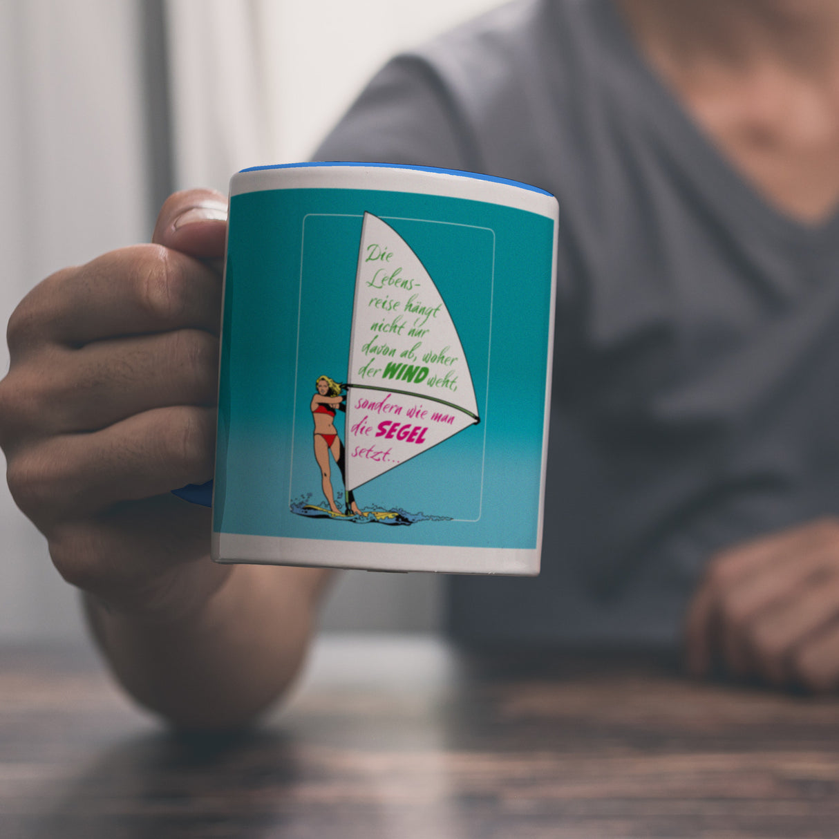 Surferin Kaffeebecher mit Spruch auf dem Segel