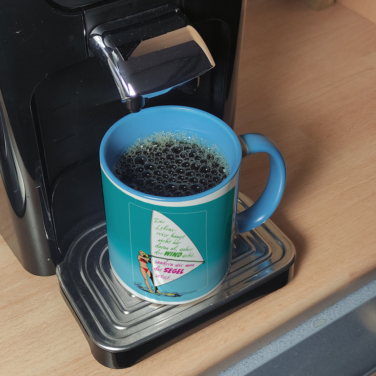 Surferin Kaffeebecher mit Spruch auf dem Segel
