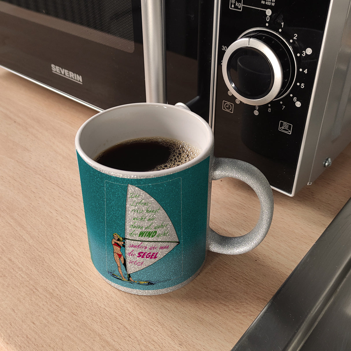 Surferin Kaffeebecher mit Spruch auf dem Segel