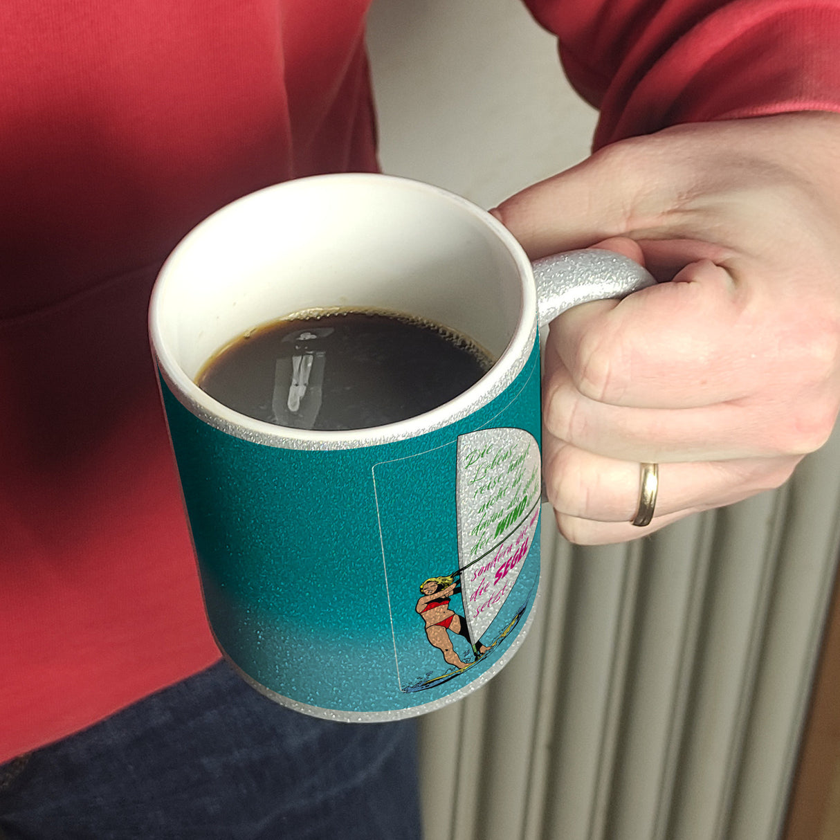Surferin Kaffeebecher mit Spruch auf dem Segel
