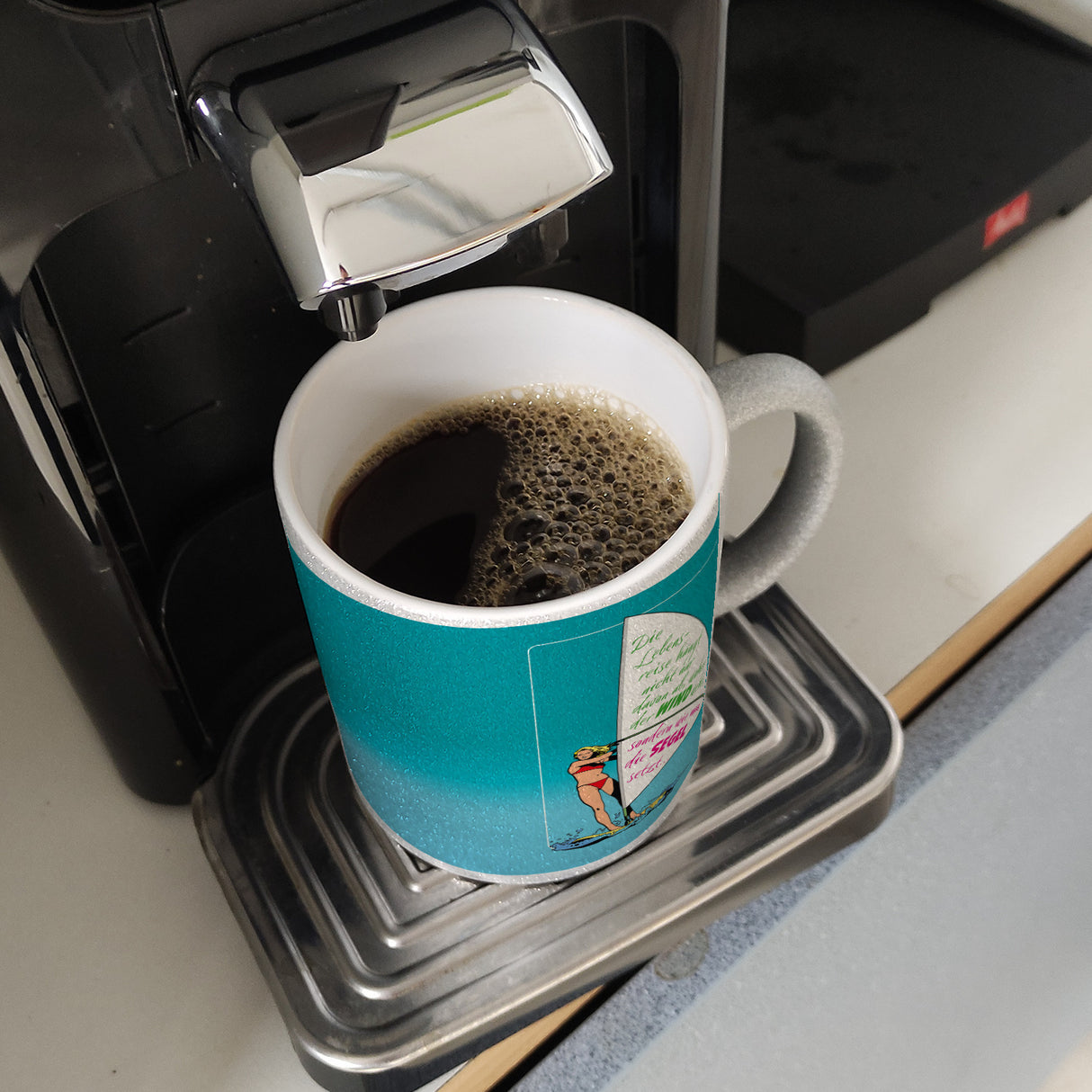 Surferin Kaffeebecher mit Spruch auf dem Segel