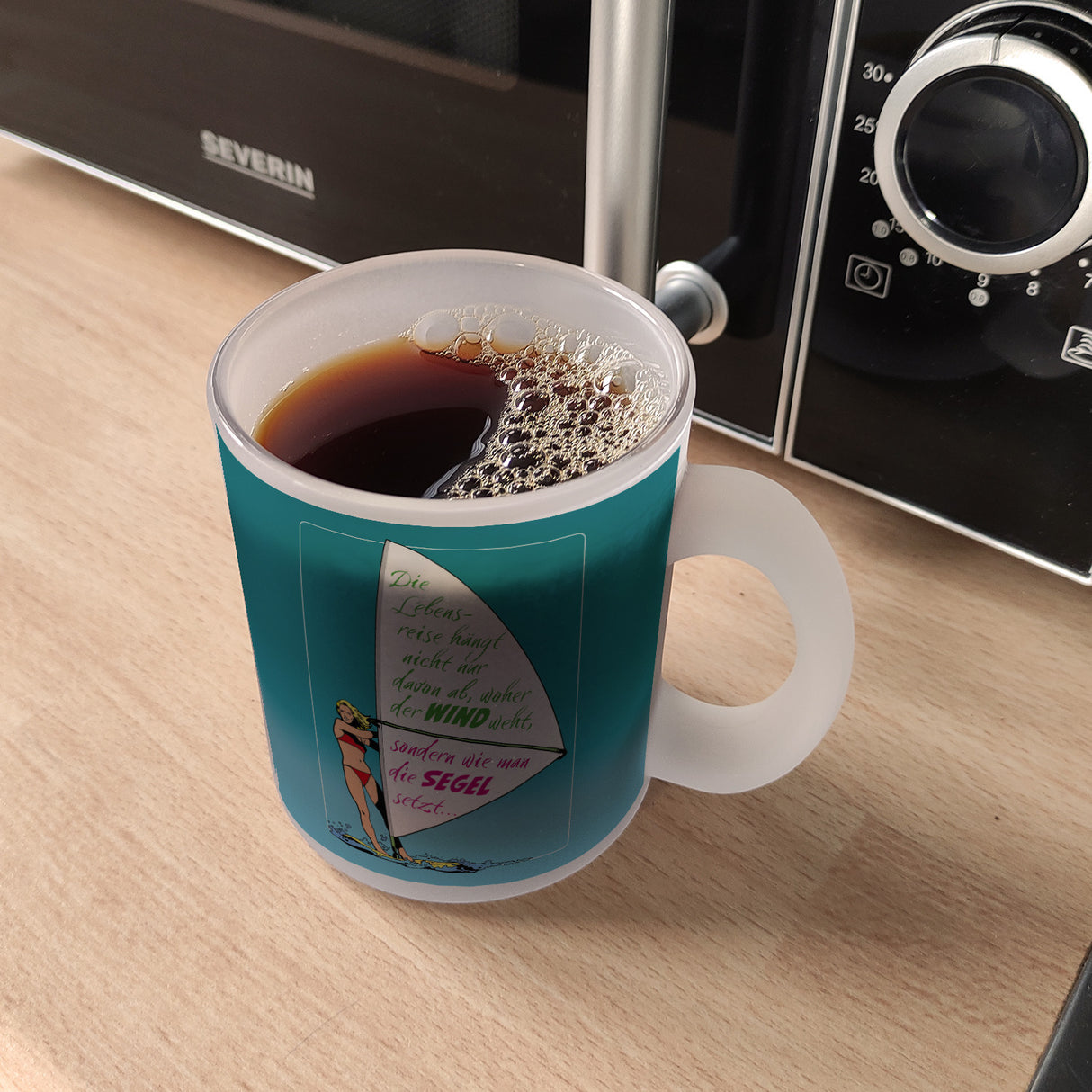 Surferin Kaffeebecher mit Spruch auf dem Segel
