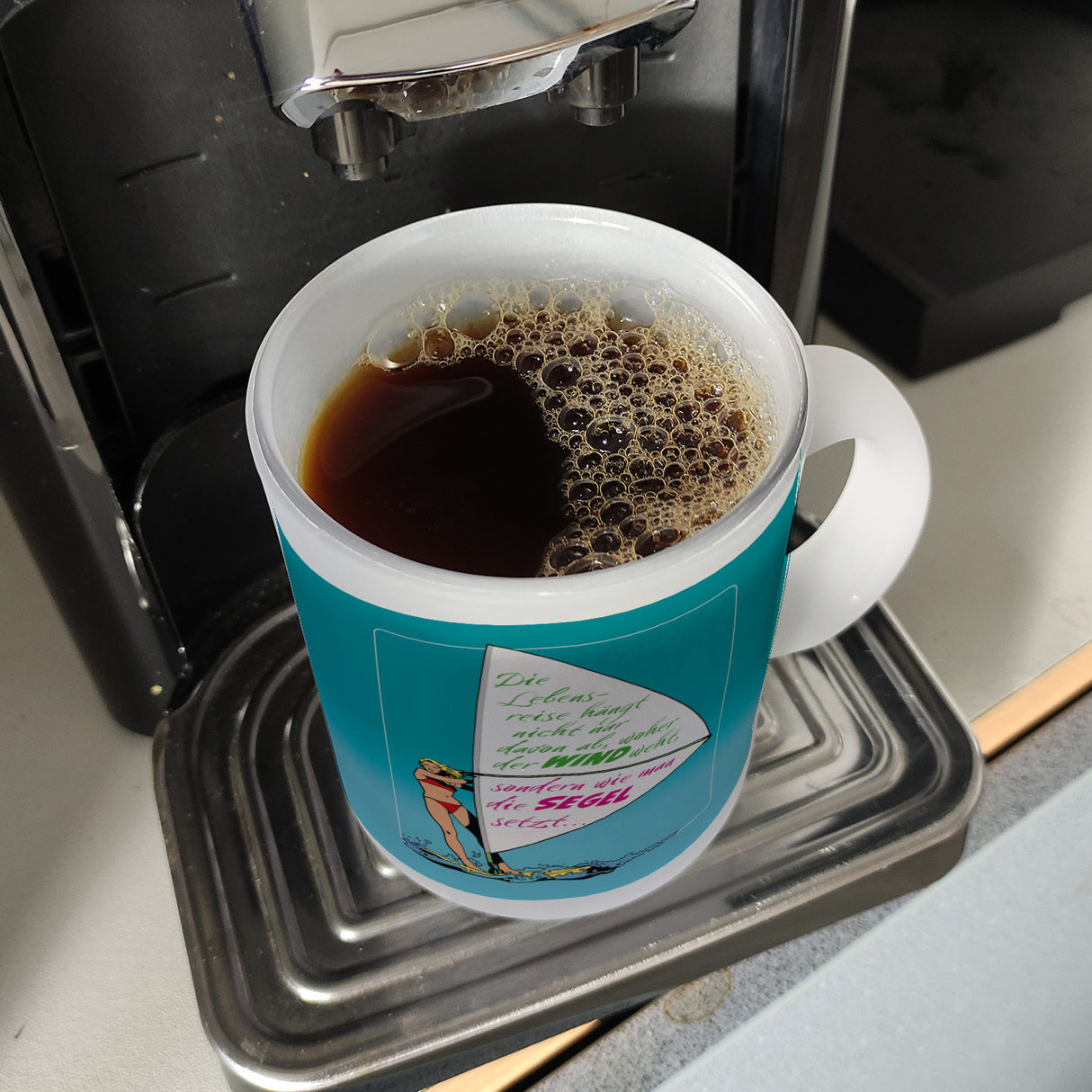Surferin Kaffeebecher mit Spruch auf dem Segel