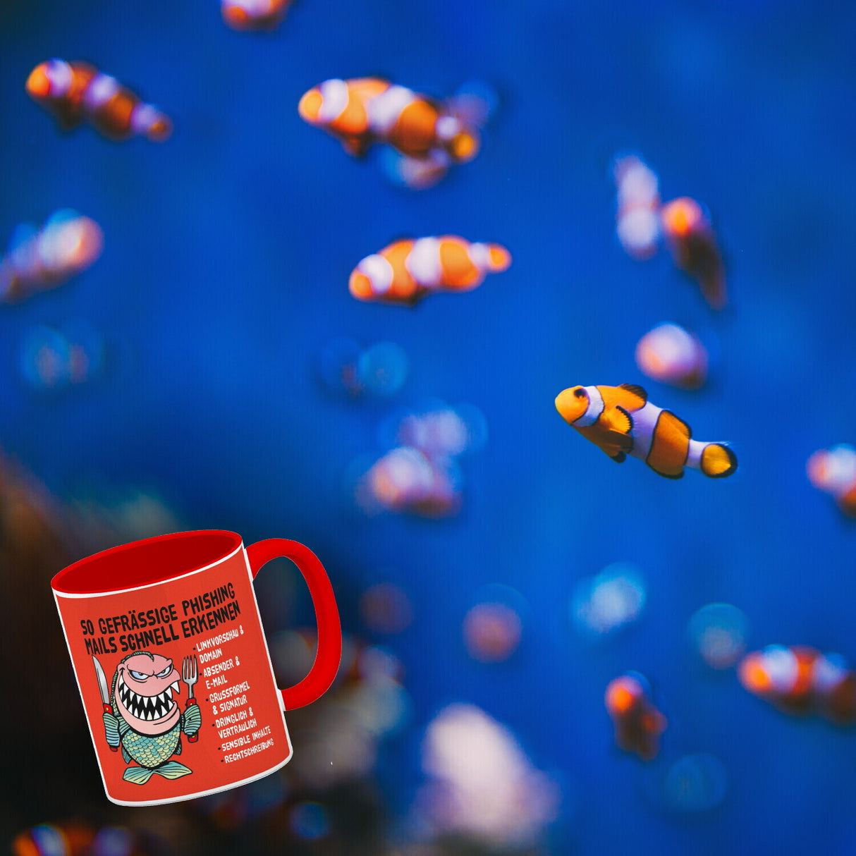 Kaffeebecher zum Thema Phishing Mails erkennen mit Fisch Motiv