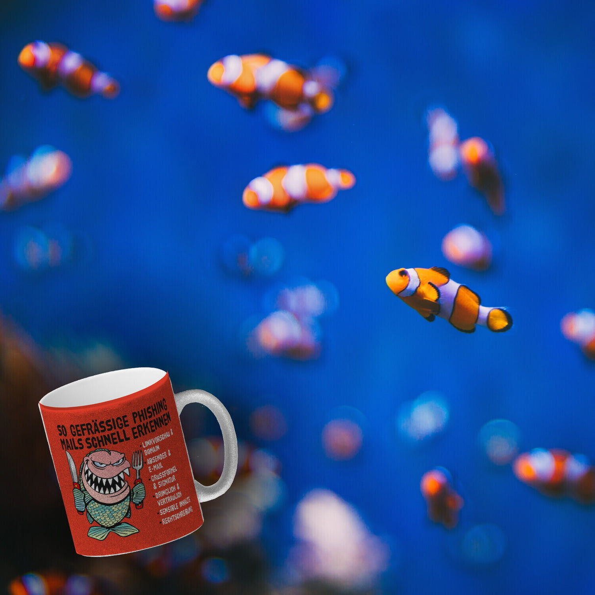 Kaffeebecher zum Thema Phishing Mails erkennen mit Fisch Motiv