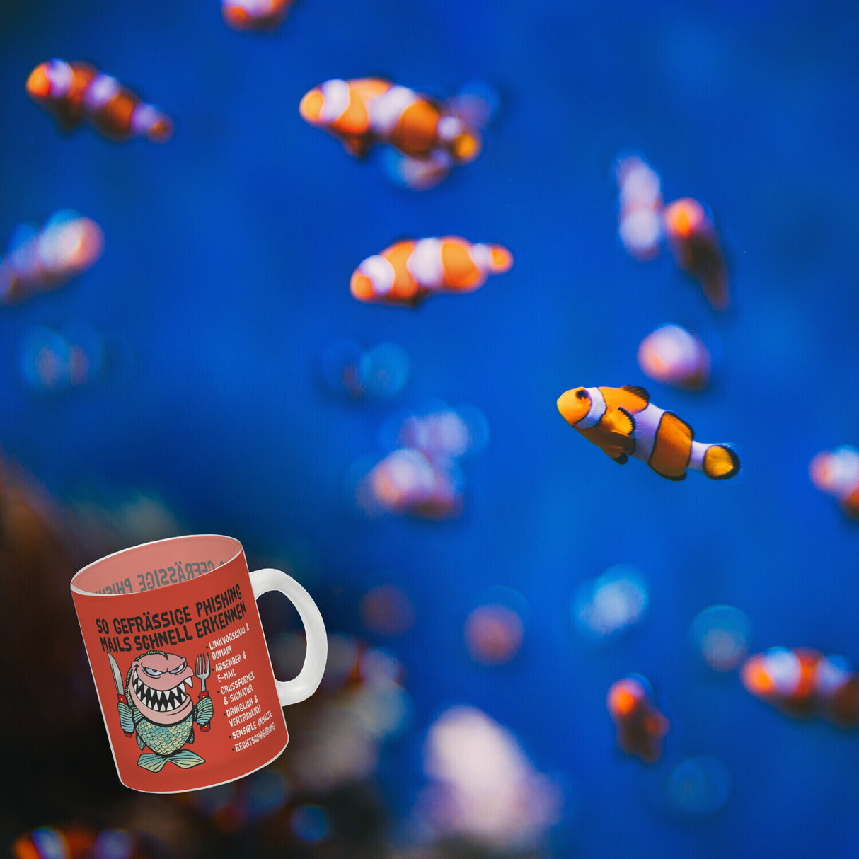 Kaffeebecher zum Thema Phishing Mails erkennen mit Fisch Motiv
