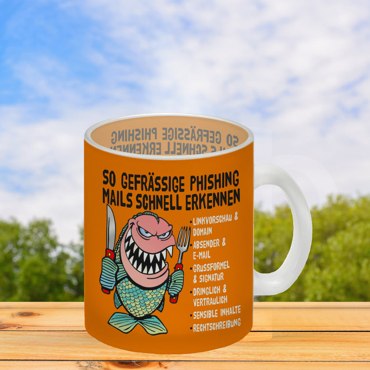 Kaffeebecher zum Thema Phishing Mails erkennen mit Fisch Motiv