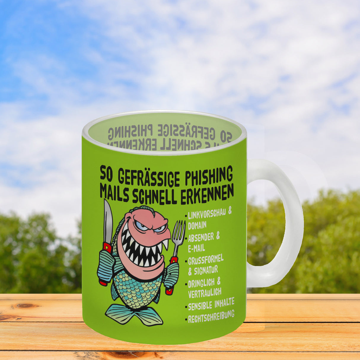 Kaffeebecher zum Thema Phishing Mails erkennen mit Fisch Motiv