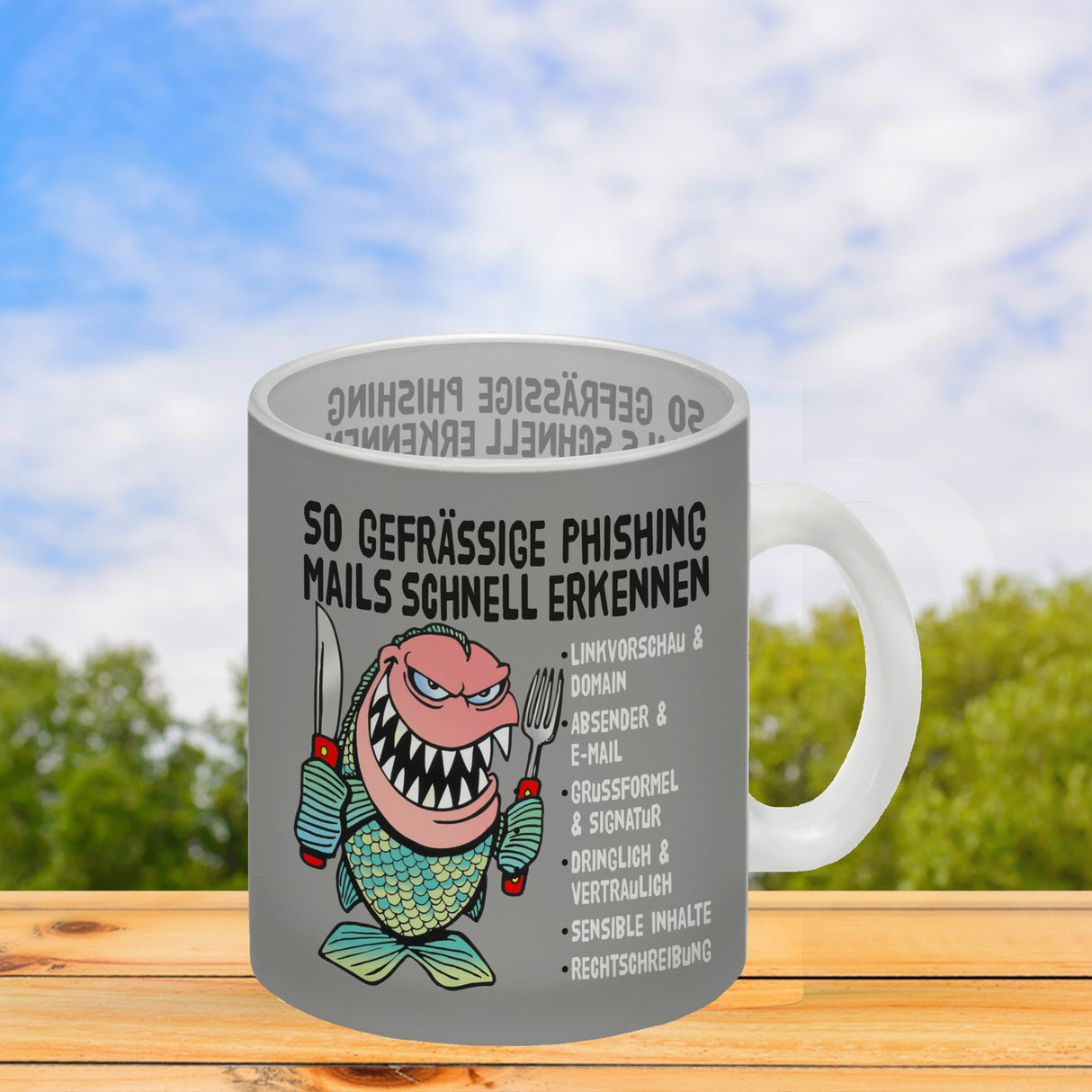 Kaffeebecher zum Thema Phishing Mails erkennen mit Fisch Motiv