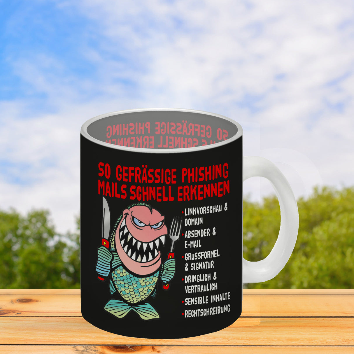 Kaffeebecher zum Thema Phishing Mails erkennen mit Fisch Motiv