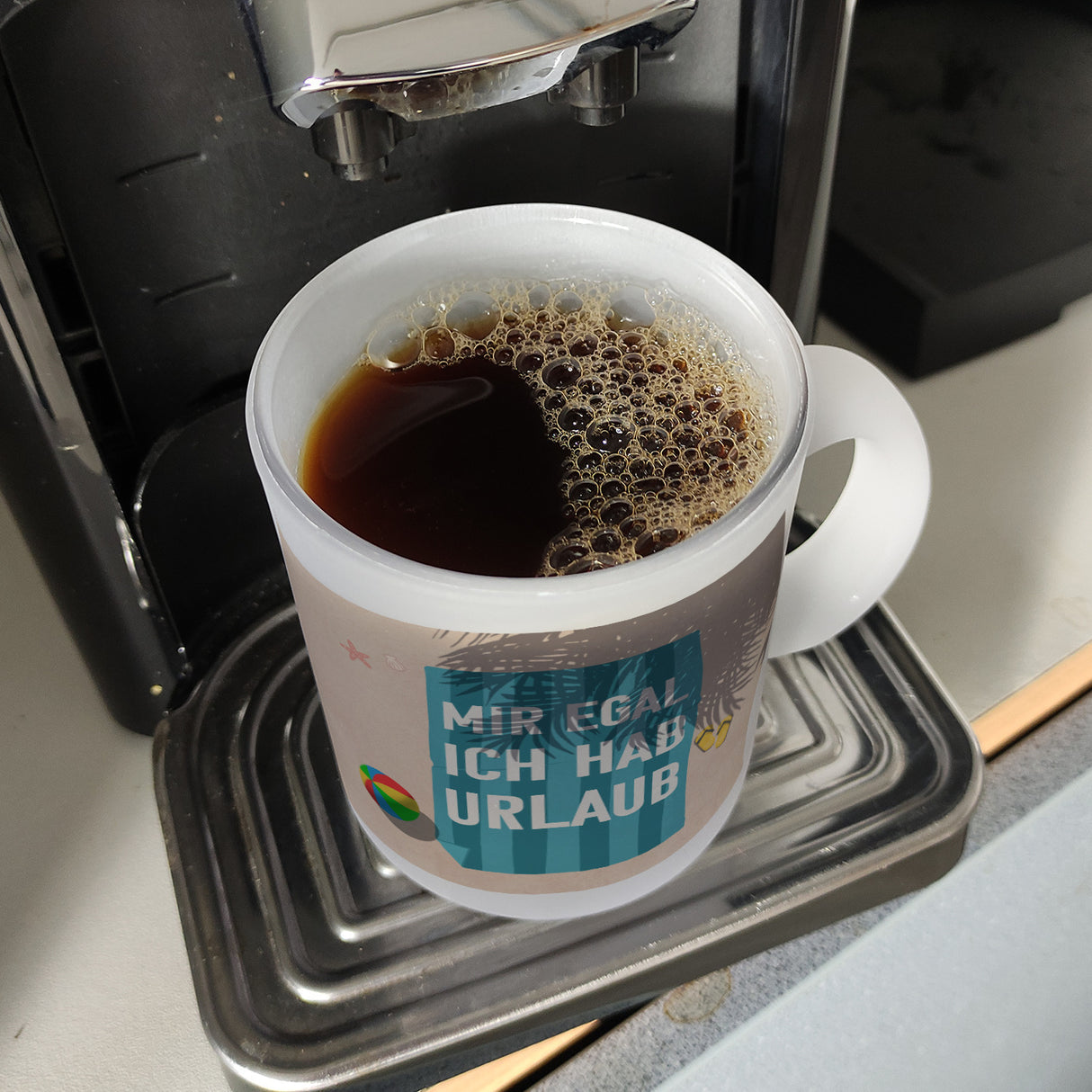 Mir egal ich hab Urlaub Kaffeebecher mit Strandmotiv