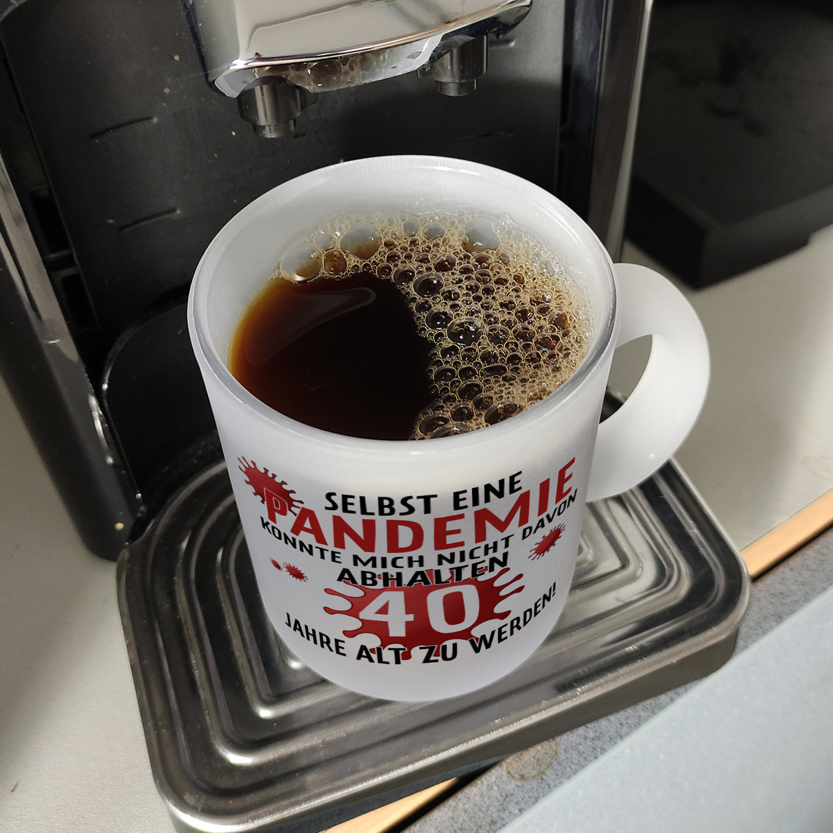 Witziger Kaffeebecher für den 40. Geburtstag mit Motiv: Pandemie