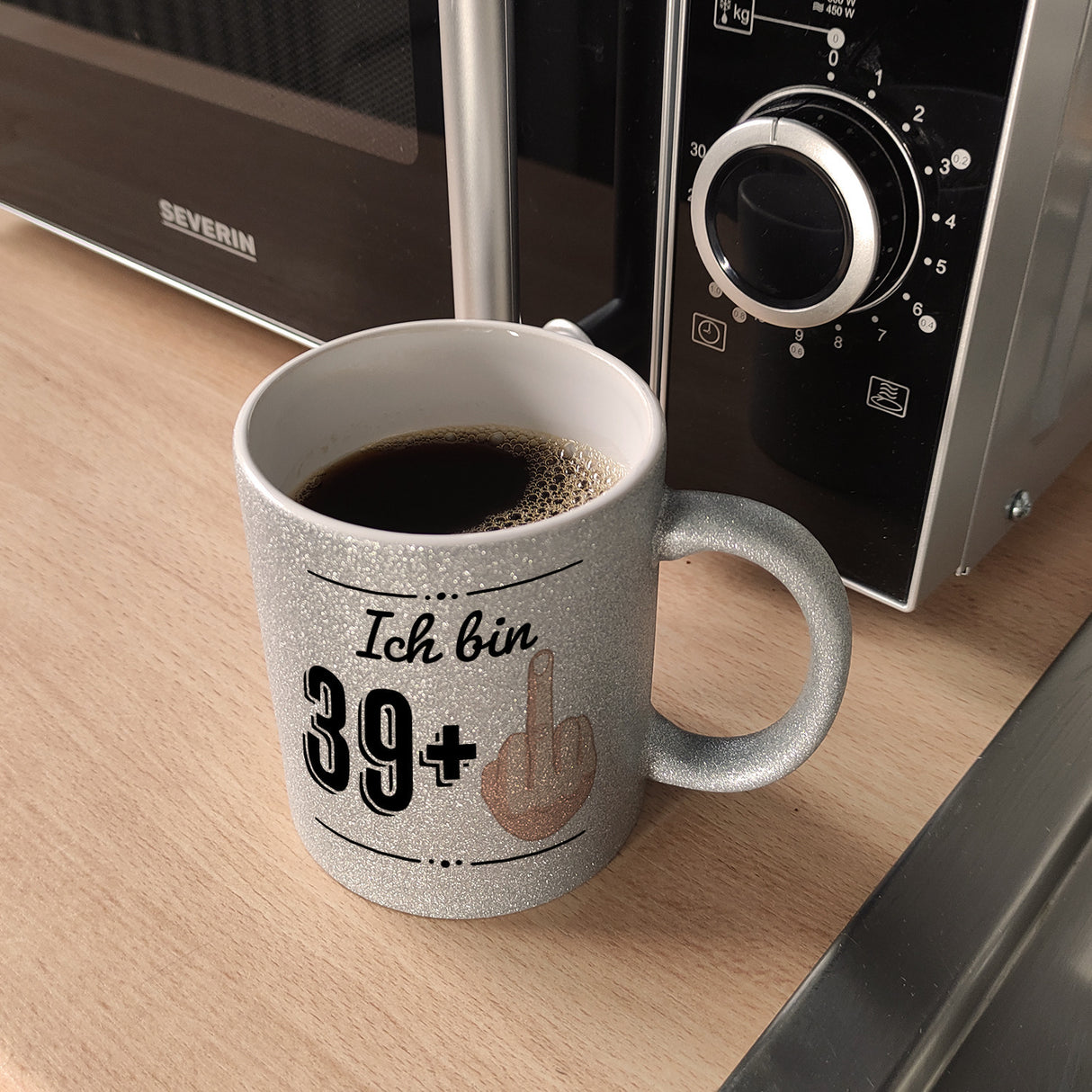 Witziger Kaffeebecher für den 40. Geburtstag mit Motiv: Mittelfinger