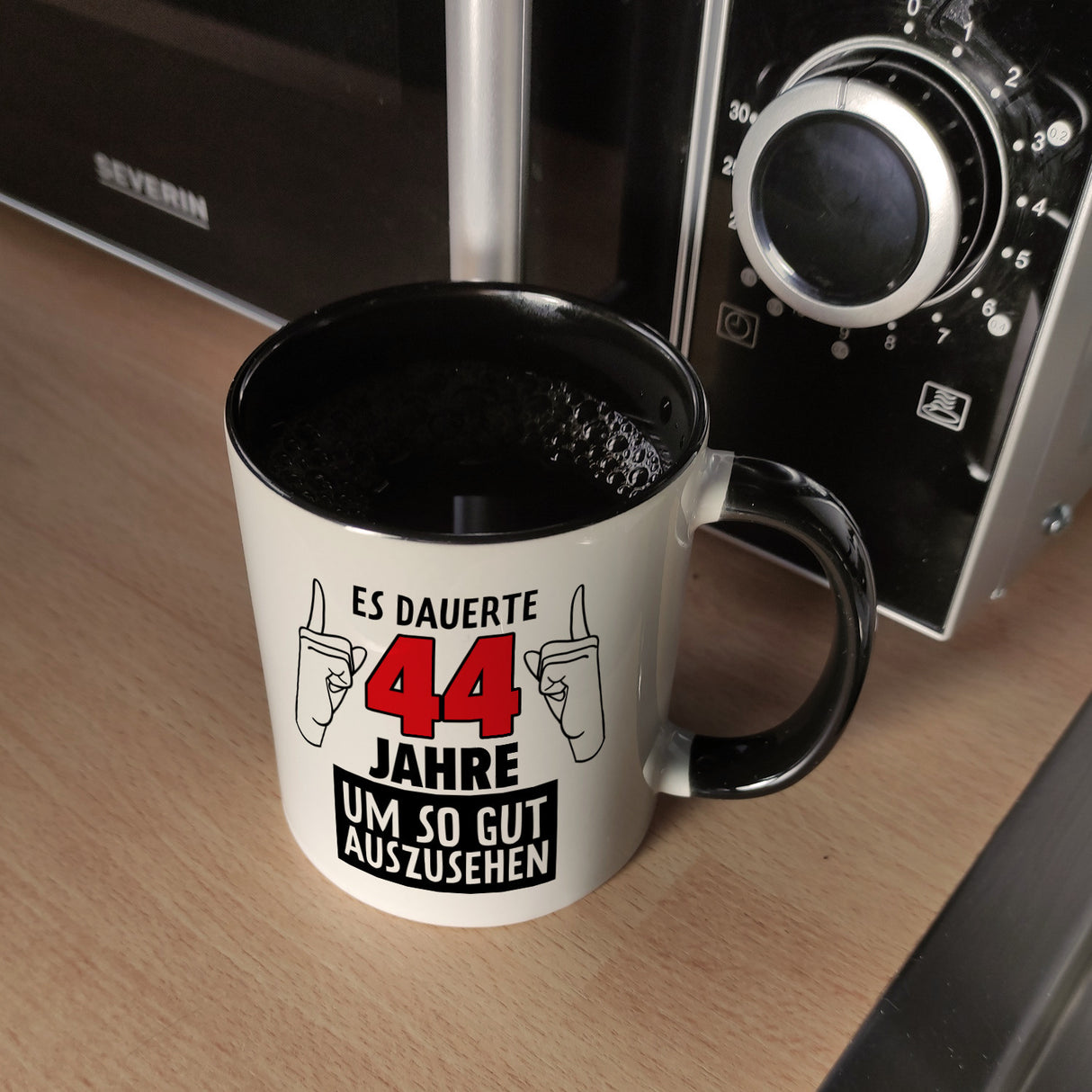 Witziger Kaffeebecher für den 44. Geburtstag mit Motiv: Gutes Aussehen