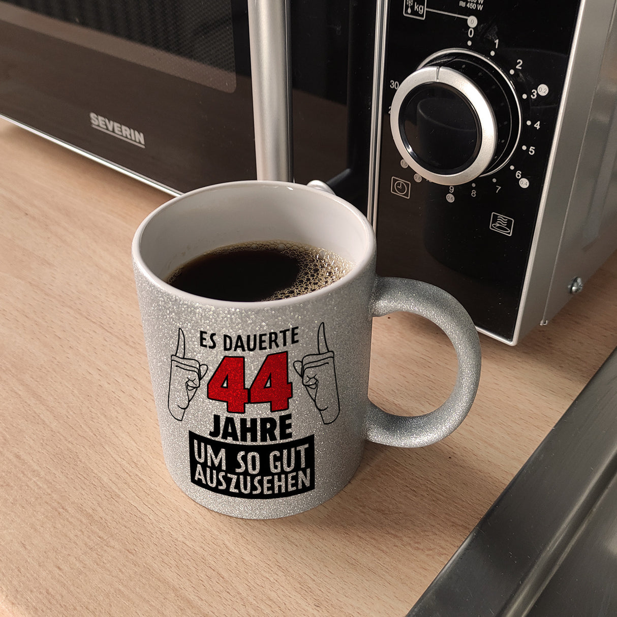 Witziger Kaffeebecher für den 44. Geburtstag mit Motiv: Gutes Aussehen
