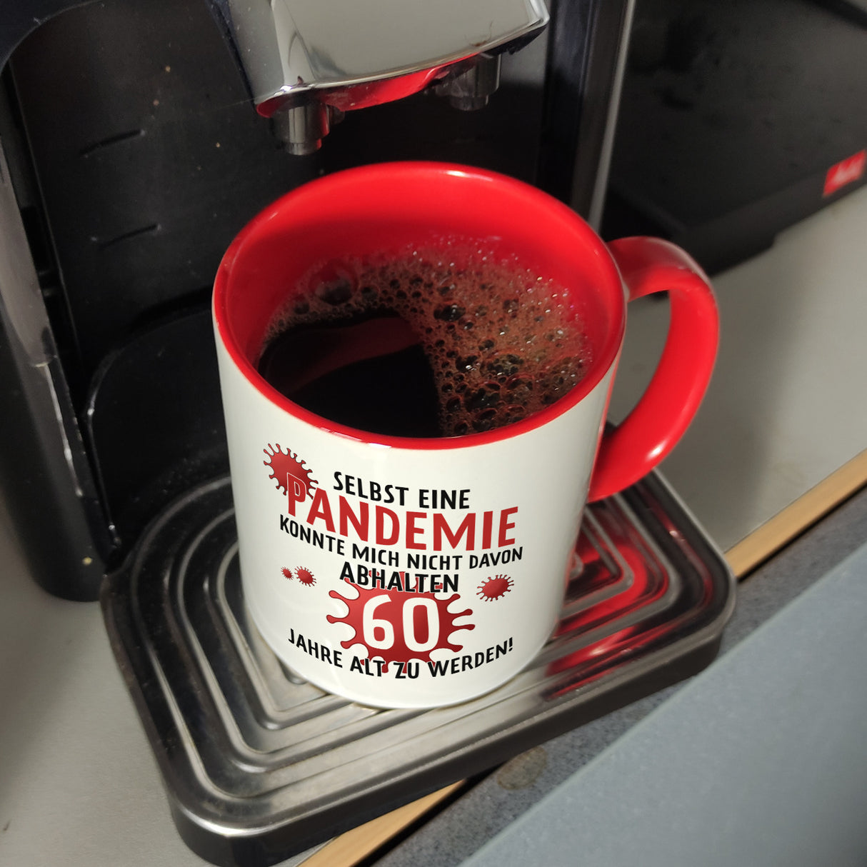 Witziger Kaffeebecher für den 60. Geburtstag mit Motiv: Pandemie