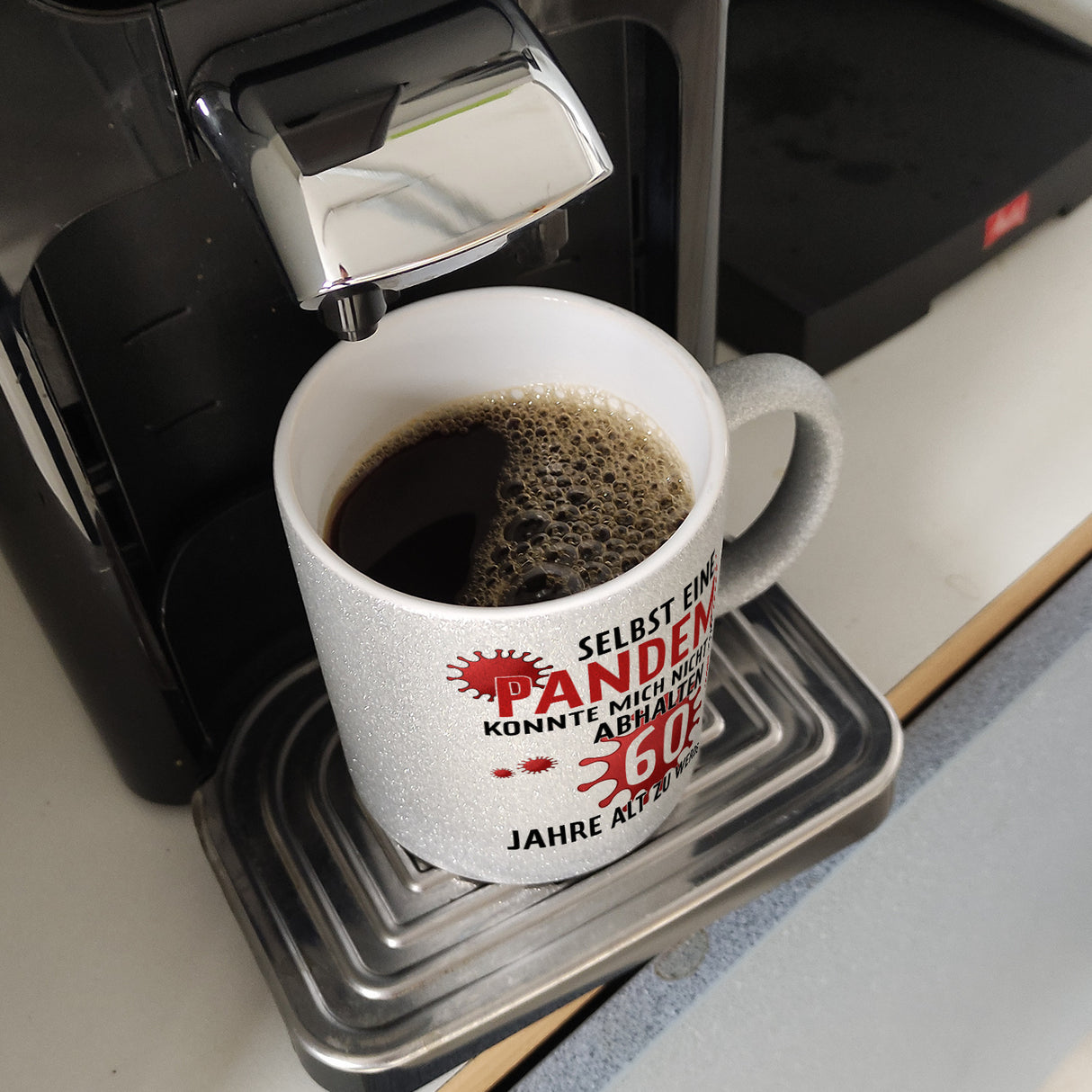Witziger Kaffeebecher für den 60. Geburtstag mit Motiv: Pandemie