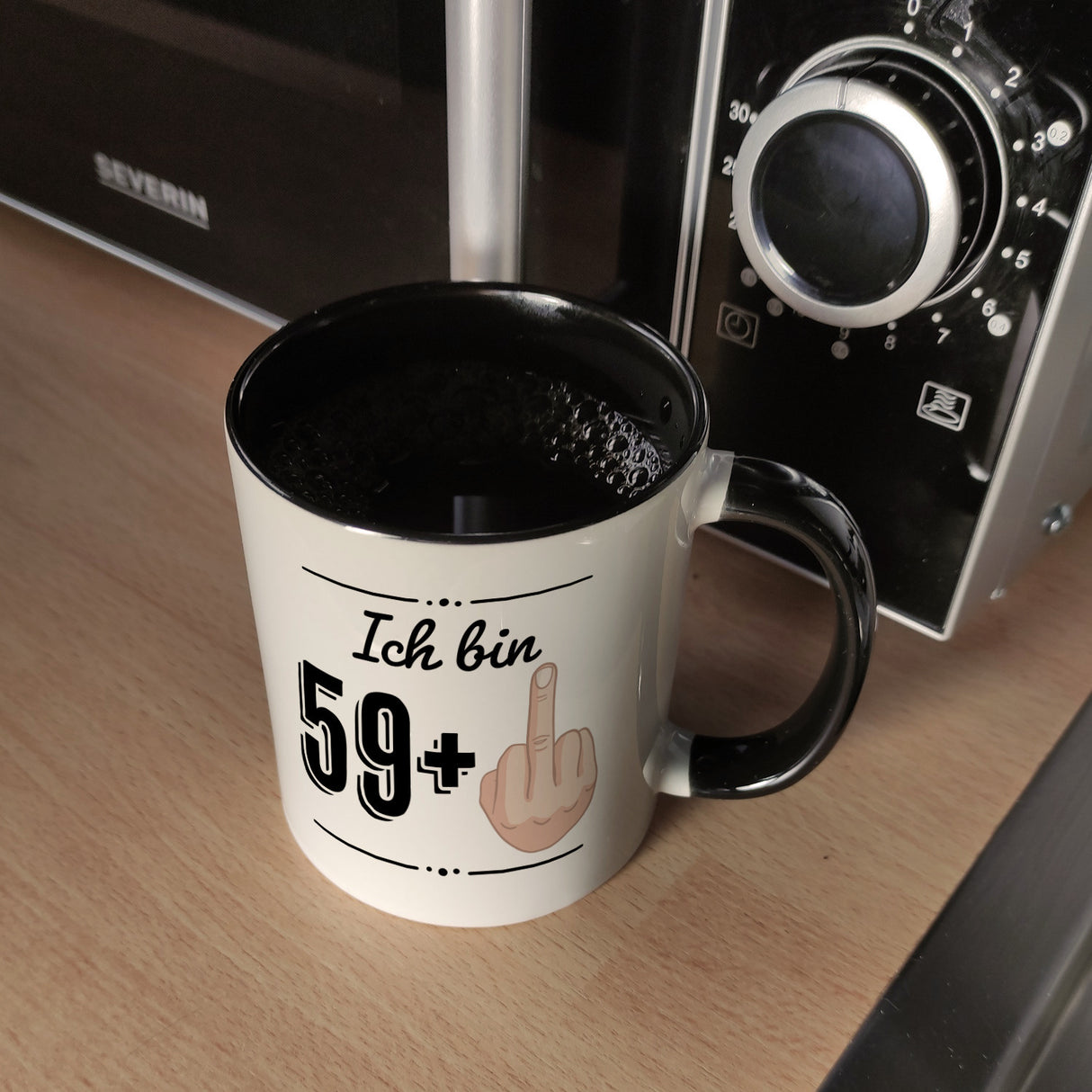 Witziger Kaffeebecher für den 60. Geburtstag mit Motiv: Mittelfinger