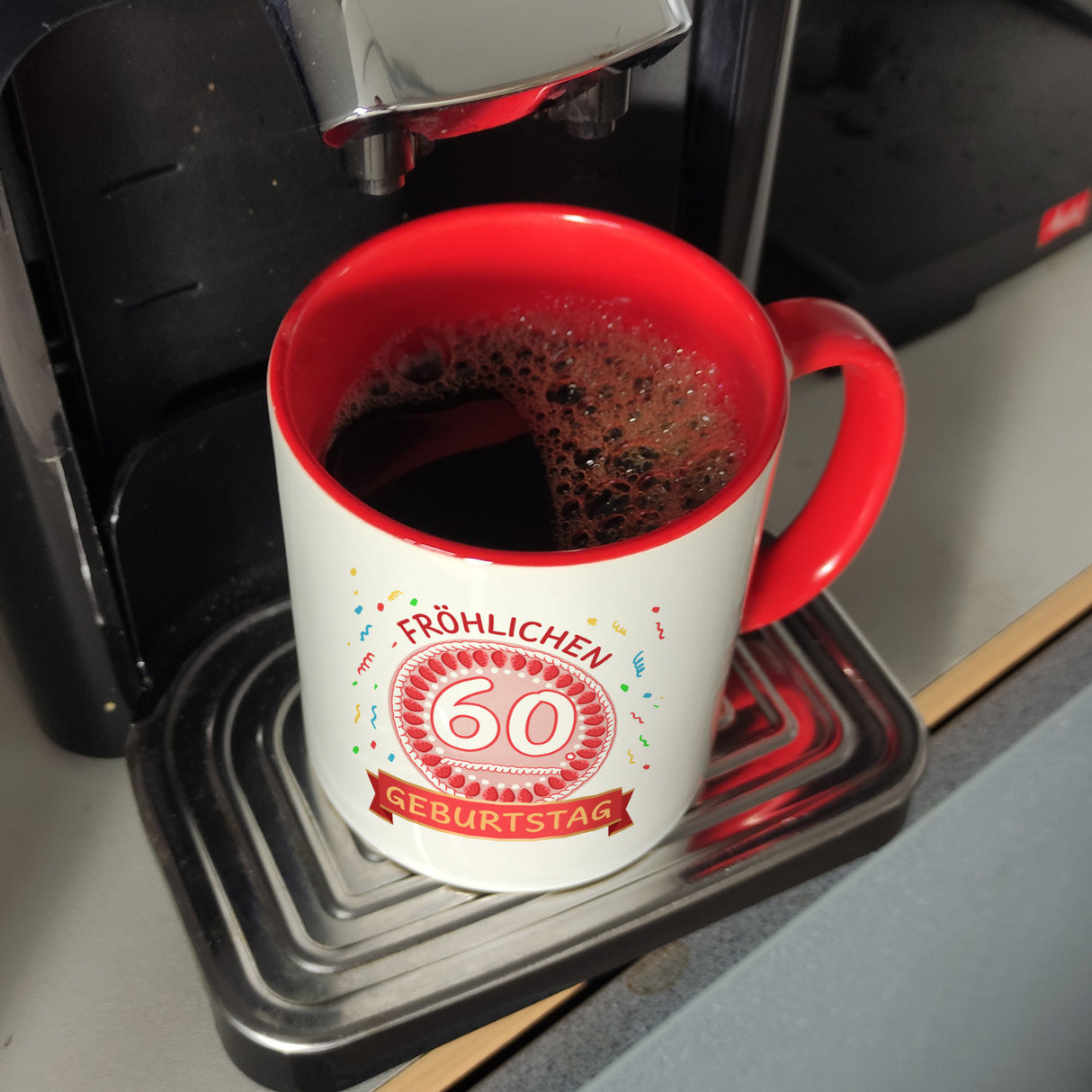 Witziger Kaffeebecher für den 60. Geburtstag mit Motiv: Torte