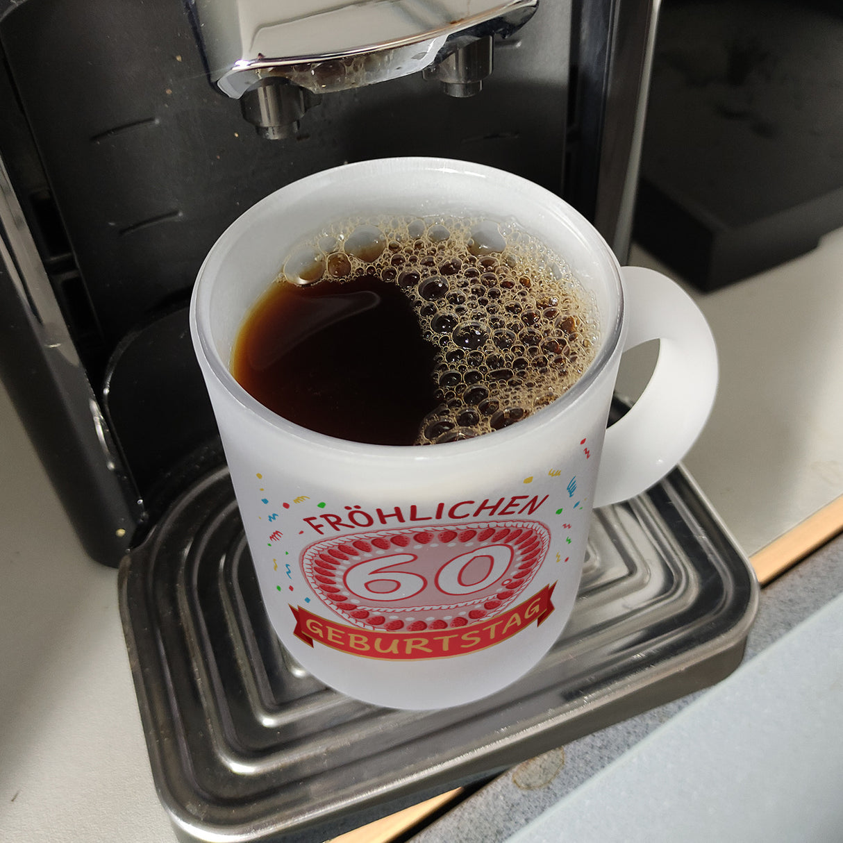 Witziger Kaffeebecher für den 60. Geburtstag mit Motiv: Torte