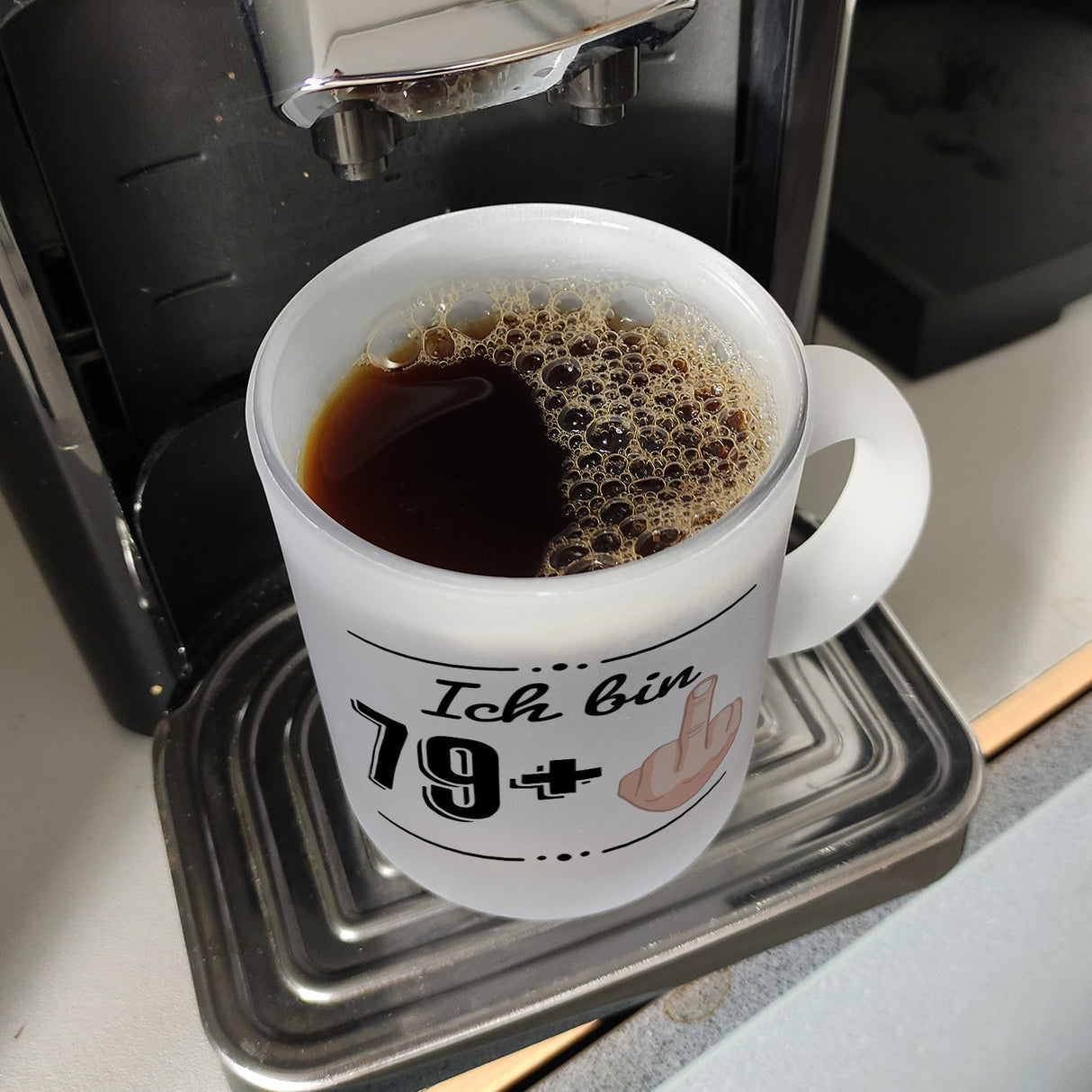 Witziger Kaffeebecher für den 80. Geburtstag mit Motiv: Mittelfinger