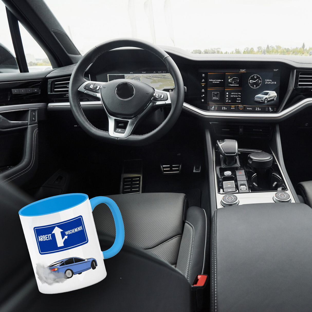 Arbeit oder Wochenende witziger Kaffeebecher mit driftendem Auto