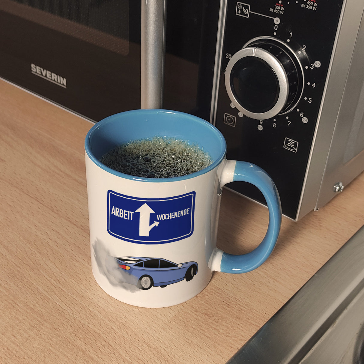 Arbeit oder Wochenende witziger Kaffeebecher mit driftendem Auto