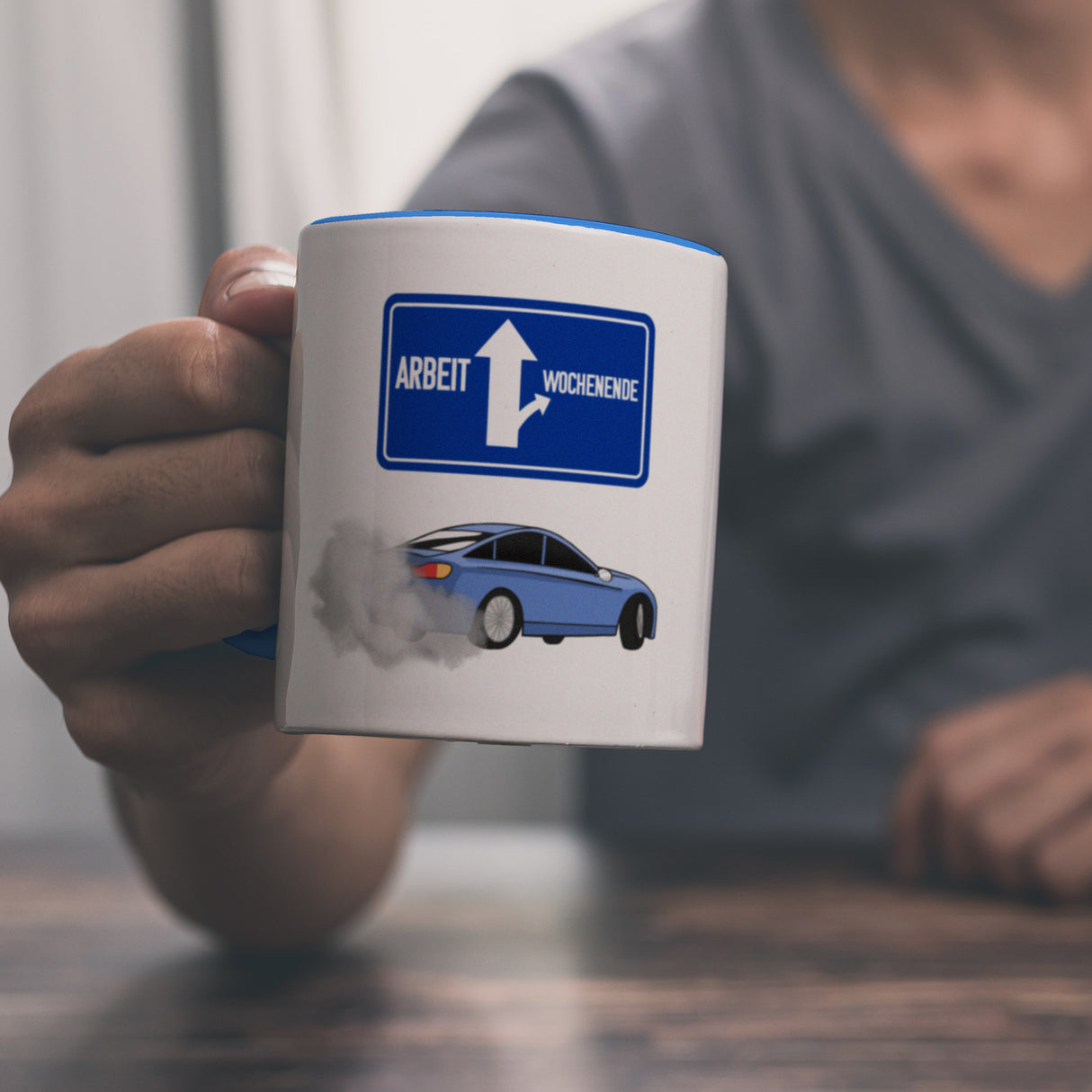 Arbeit oder Wochenende witziger Kaffeebecher mit driftendem Auto