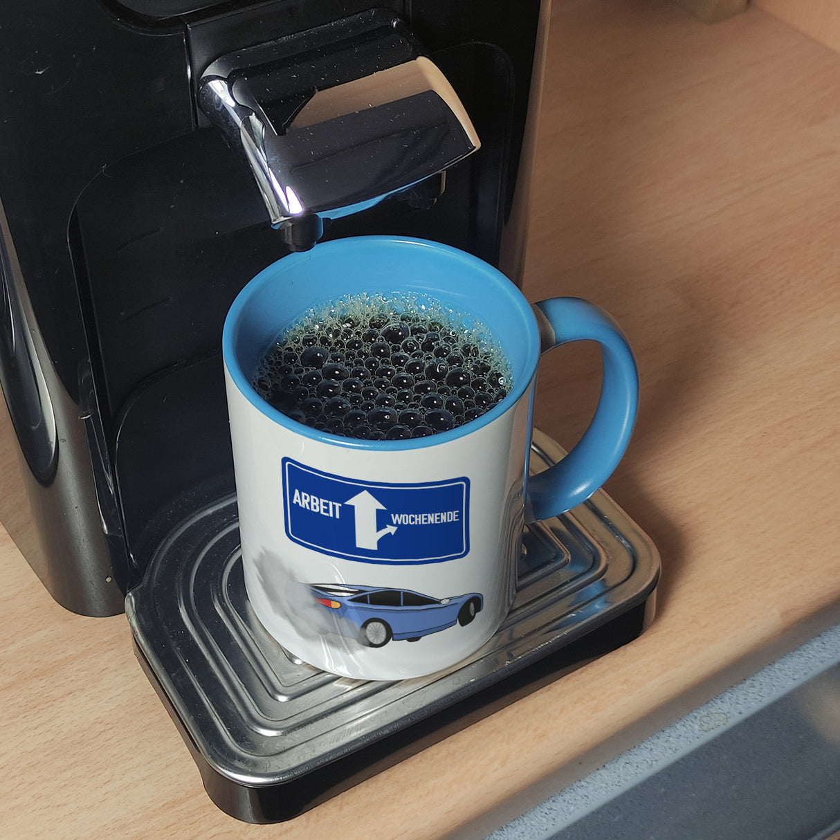 Arbeit oder Wochenende witziger Kaffeebecher mit driftendem Auto