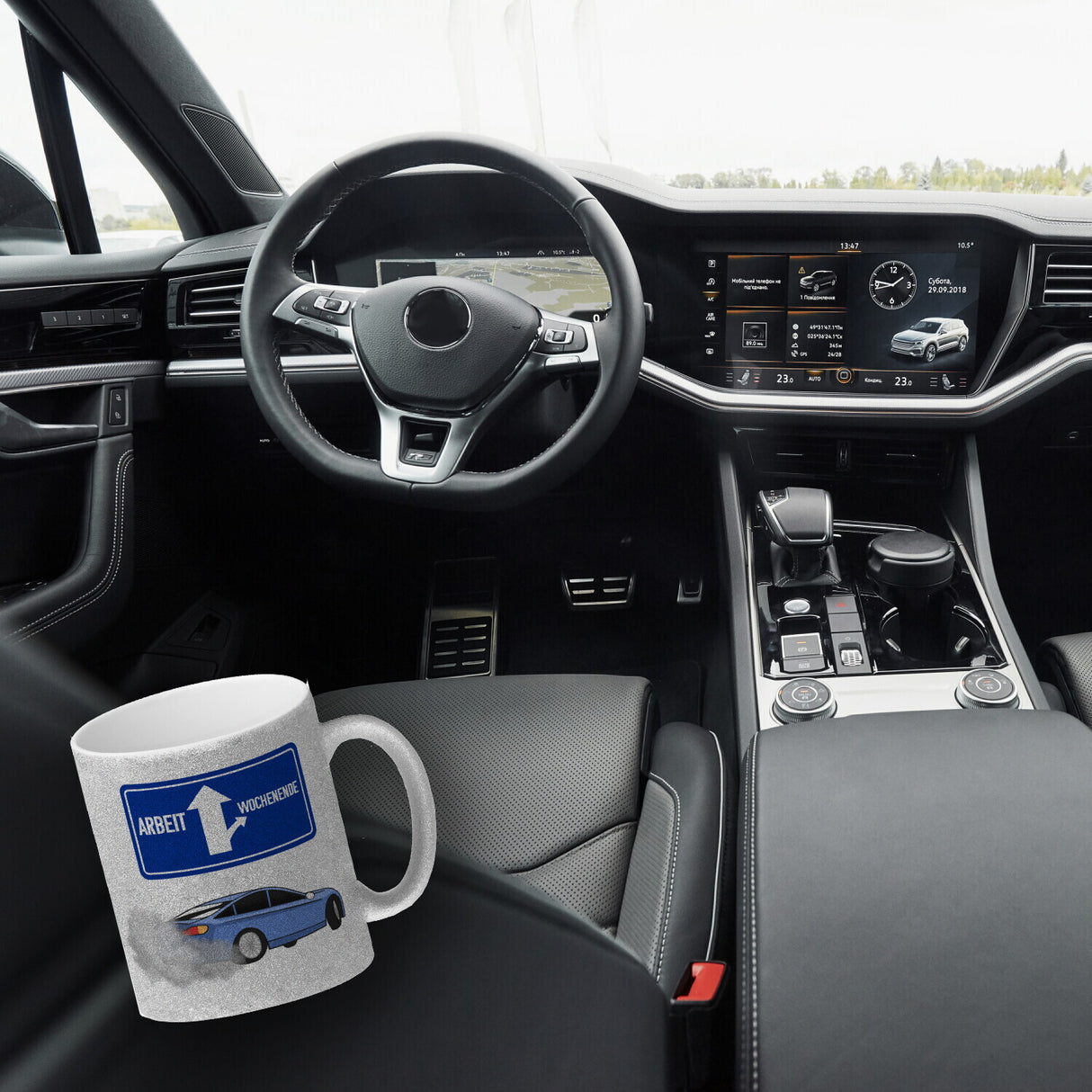 Arbeit oder Wochenende witziger Kaffeebecher mit driftendem Auto