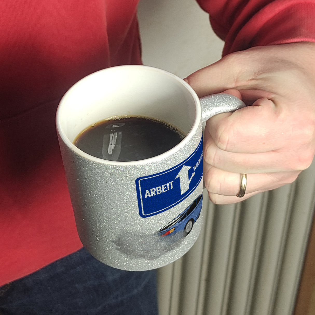 Arbeit oder Wochenende witziger Kaffeebecher mit driftendem Auto