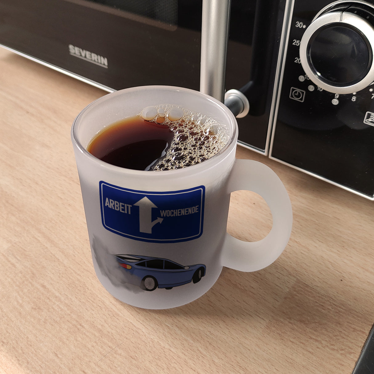 Arbeit oder Wochenende witziger Kaffeebecher mit driftendem Auto