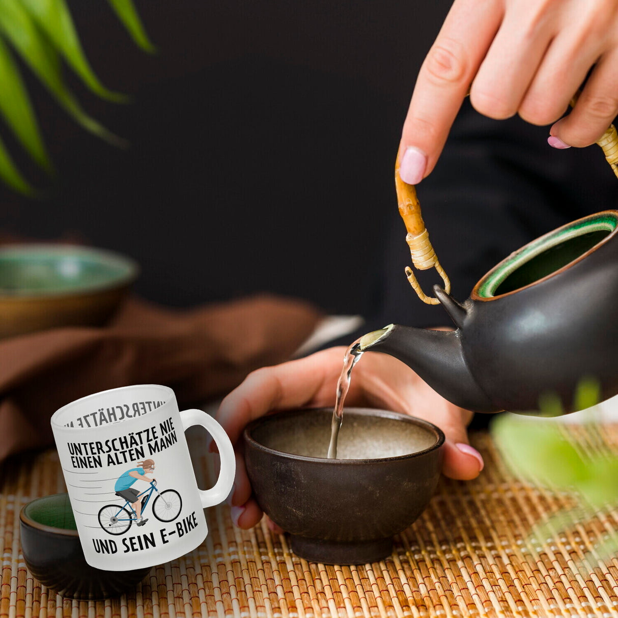Unterschätze nie einen alten Mann und sein E-Bike Kaffeebecher