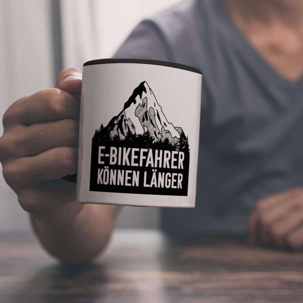 E-Bikefahrer können länger Kaffeebecher